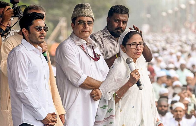 कोलकाता के रेड रोड पर ईद-नमाज में ममता बनर्जी के साथ अभिषेक