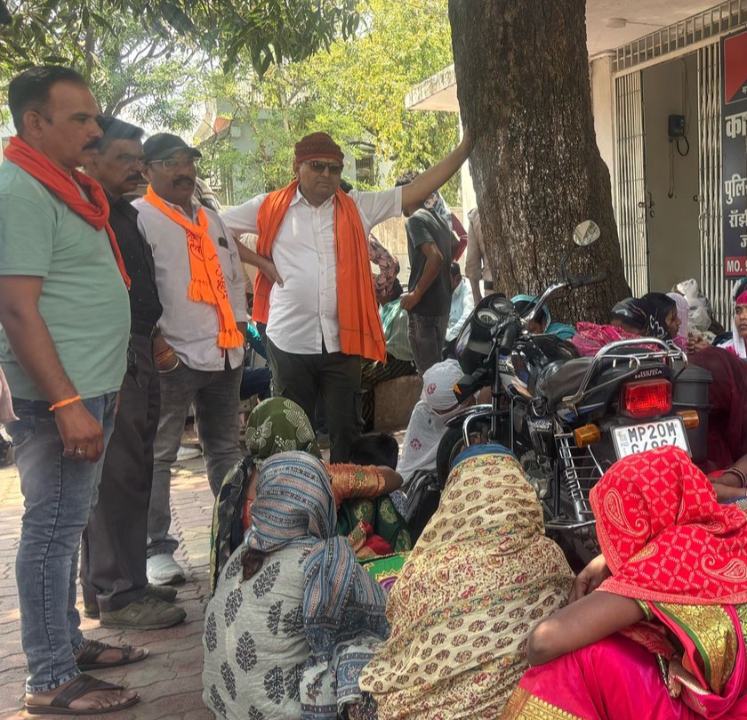 मंडला से आये ग्रामीणों के धर्मांतरण को लेकर हंगामा, हिंदूवादी संगठन पहुंचे थाने मंडला से आये ग्रामीणों के धर्मांतरण को लेकर हंगामा, हिंदूवादी संगठन पहुंचे थाने