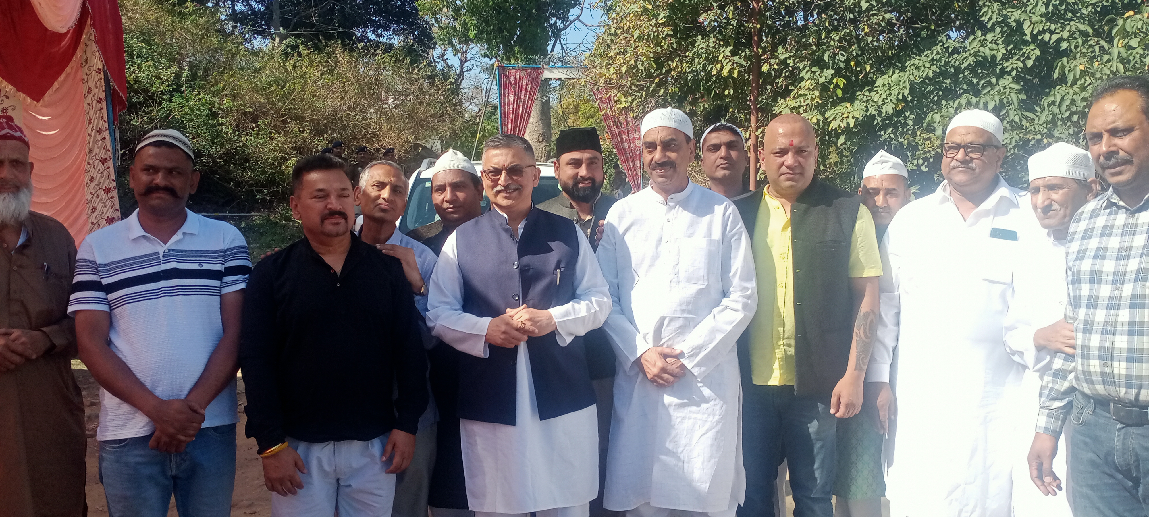 विधायक अजय सोलंकी पहुंचे ईद नमाज़ मैदान में विधायक अजय सोलंकी पहुंचे ईद नमाज़ मैदान में