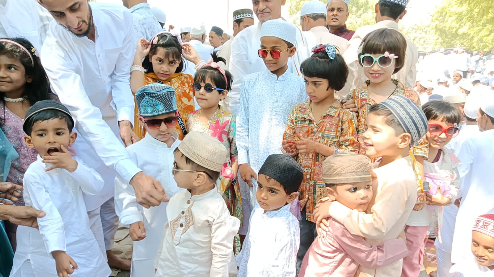 पर्व पर बच्चों की खुशियां पर्व पर बच्चों की खुशियां