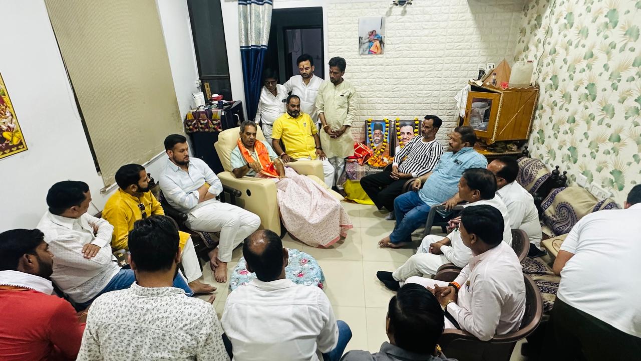 जिलाध्यक्ष आपने आवास पर बैठक करते हुए जिलाध्यक्ष आपने आवास पर बैठक करते हुए