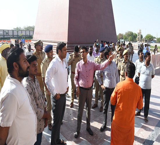 श्रृंगवेरपुर धाम की व्यवस्थाओं का निरीक्षक करते हुए अधिकारियों का छाया चित्र श्रृंगवेरपुर धाम की व्यवस्थाओं का निरीक्षक करते हुए अधिकारियों का छाया चित्र