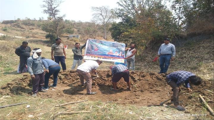 नरसिंहपुरः जल गंगा संवर्धन अभियान के तहत ग्राम मनकवारा में हुआ कंटूर ट्रेंच का निर्माण नरसिंहपुरः जल गंगा संवर्धन अभियान के तहत ग्राम मनकवारा में हुआ कंटूर ट्रेंच का निर्माण