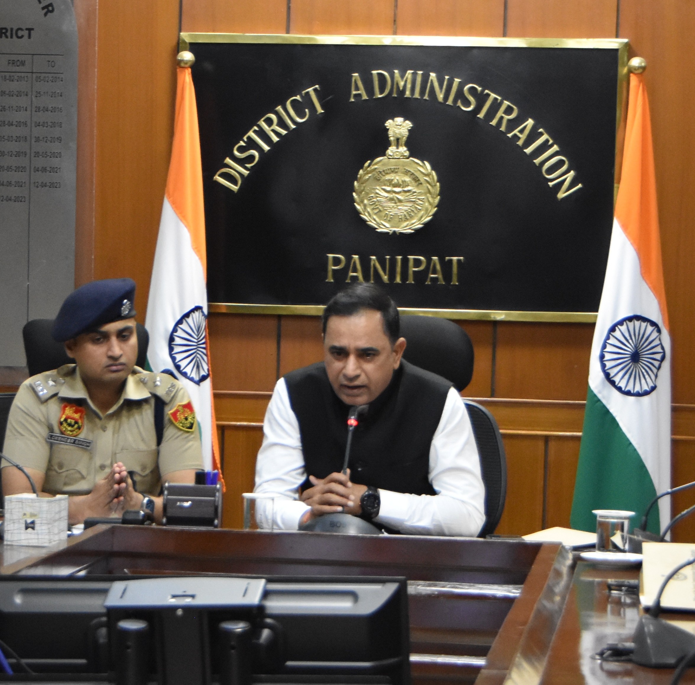 साइबर क्राइम की जानकारी देते डीसी वीरेन्द्र सिंह दहिया व एसपी लोकेंद्र सिंह साइबर क्राइम की जानकारी देते डीसी वीरेन्द्र सिंह दहिया व एसपी लोकेंद्र सिंह