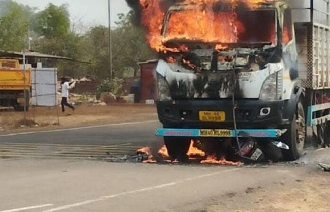 फोटो: रायगढ़ जिले में सडक़ हादसे के बाद भीड़ ने ट्रक मेंआग लगा दी फोटो: रायगढ़ जिले में सडक़ हादसे के बाद भीड़ ने ट्रक मेंआग लगा दी