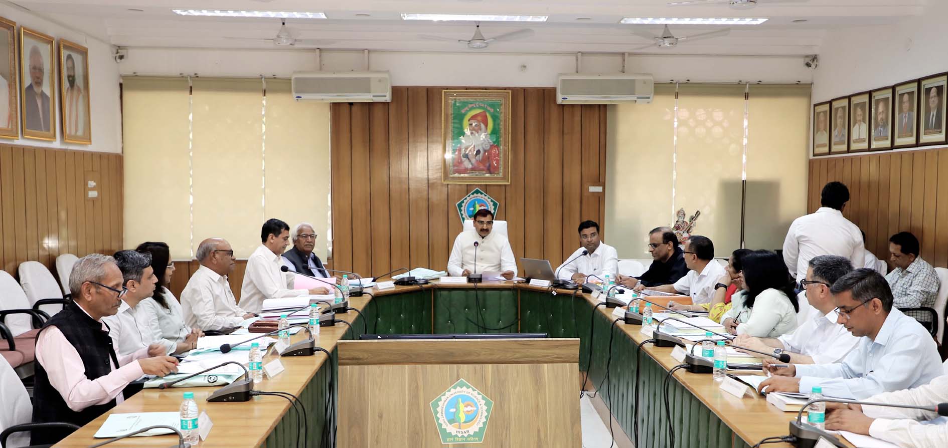 कार्यकारी परिषद की अध्यक्षता करते कुलपति प्रो. नरसी राम बिश्नोई। कार्यकारी परिषद की अध्यक्षता करते कुलपति प्रो. नरसी राम बिश्नोई।