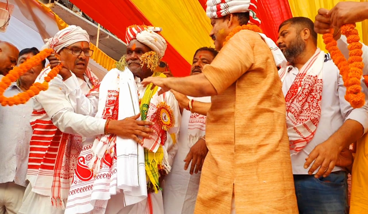 चम्पई सोरेन का स्वागत करते महावीर मंडल के सदस्यों की फोटो चम्पई सोरेन का स्वागत करते महावीर मंडल के सदस्यों की फोटो