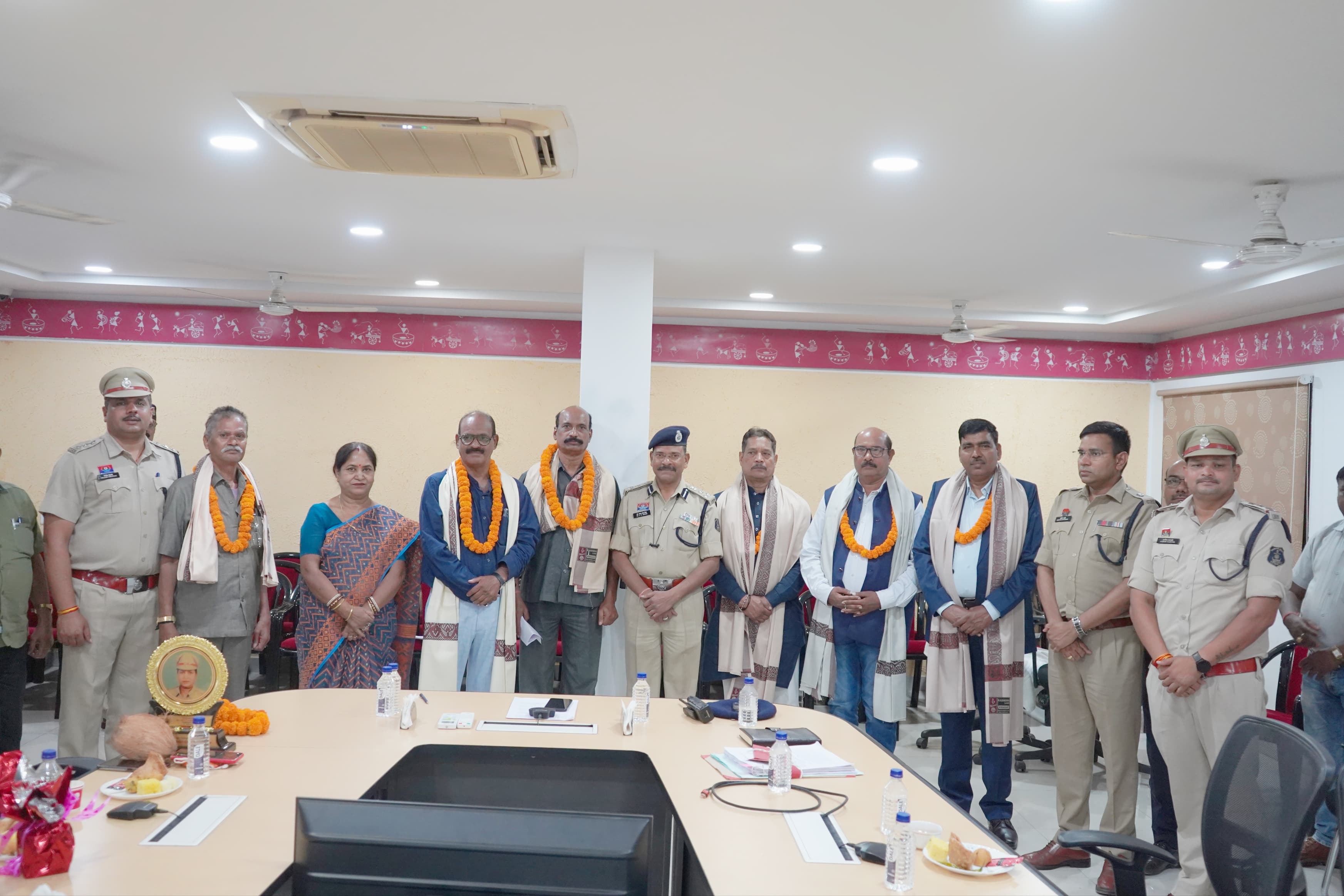 सेवानिवृत्त हुए पुलिस अधिकारियों- कर्मचारियों को विदाई देते एसएसपी सिंह सेवानिवृत्त हुए पुलिस अधिकारियों- कर्मचारियों को विदाई देते एसएसपी सिंह