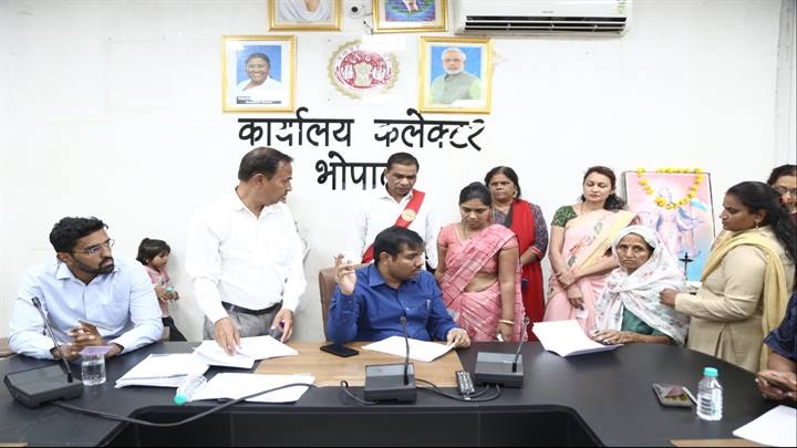 जनसुनवाई में कलेक्टर ने सुनी आवेदकों की समस्याएं जनसुनवाई में कलेक्टर ने सुनी आवेदकों की समस्याएं