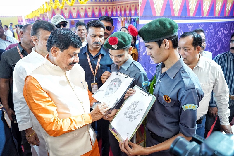 मुख्यमंत्री ने विद्यार्थियों द्वारा लगाई गई प्रदर्शनी का अवलोकन कर उनसे संवाद किया मुख्यमंत्री ने विद्यार्थियों द्वारा लगाई गई प्रदर्शनी का अवलोकन कर उनसे संवाद किया