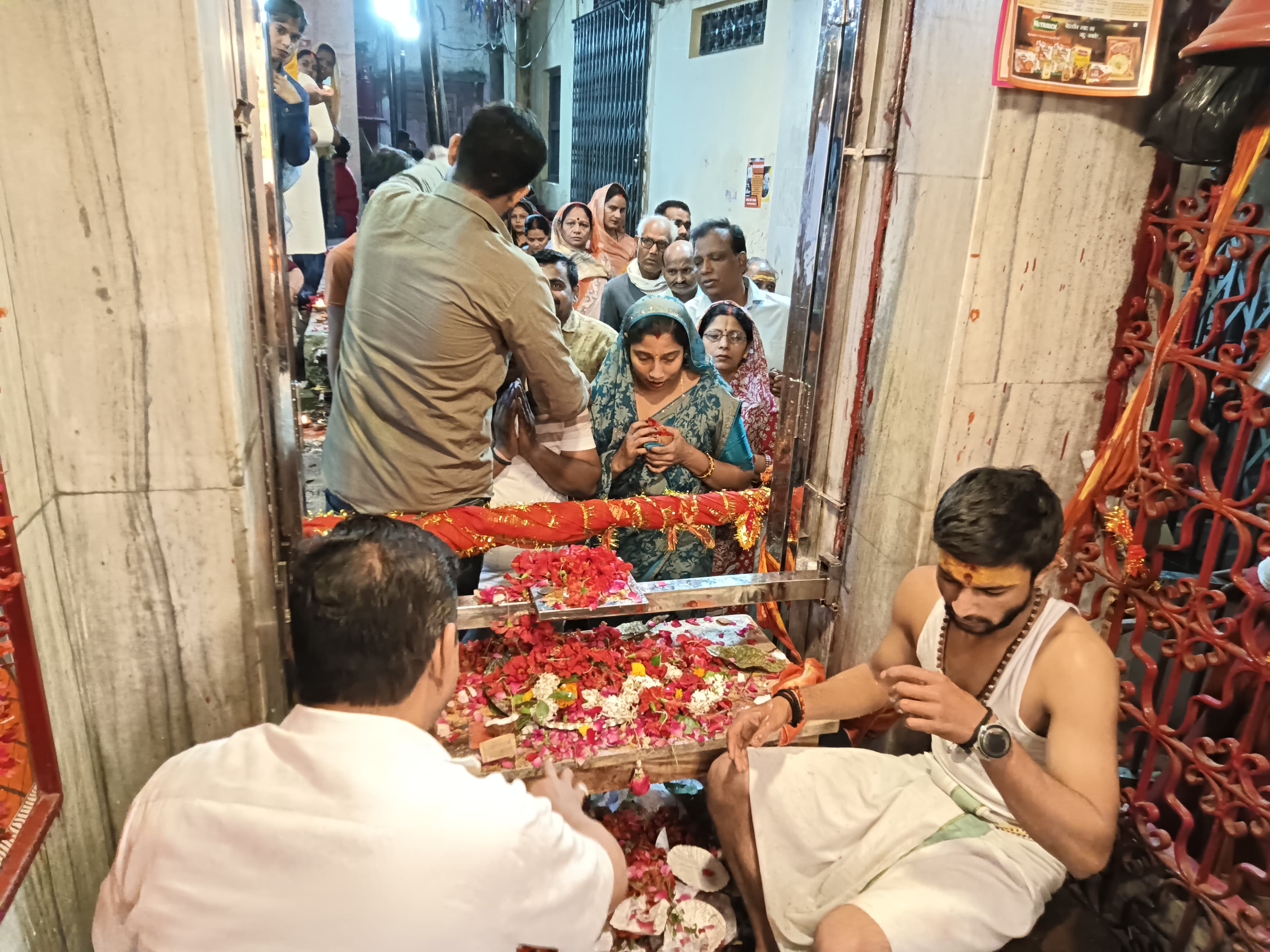 मां चंद्रघंटा के दरबार में उमड़ी भीड़ मां चंद्रघंटा के दरबार में उमड़ी भीड़
