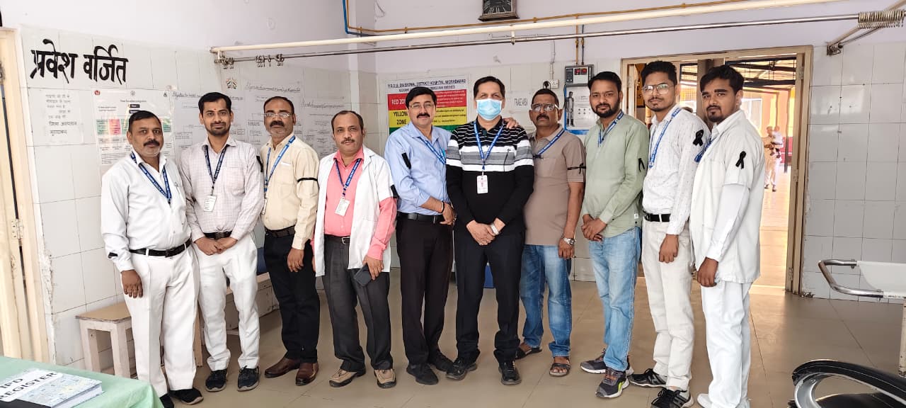 जिला चिकित्सालय मुरादाबाद के समस्त विभाग के कर्मचारियों ने काला फीता बांधकर जताया विरोध