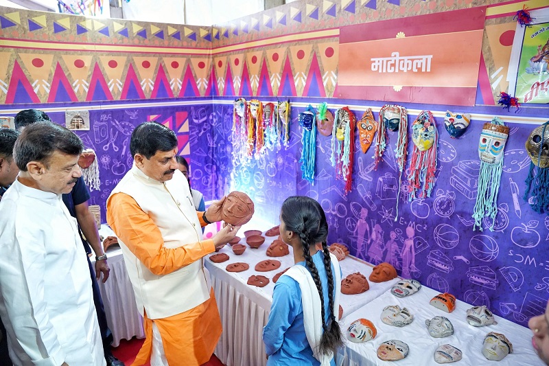 मुख्यमंत्री ने विद्यार्थियों द्वारा लगाई गई प्रदर्शनी का अवलोकन कर उनसे संवाद किया मुख्यमंत्री ने विद्यार्थियों द्वारा लगाई गई प्रदर्शनी का अवलोकन कर उनसे संवाद किया