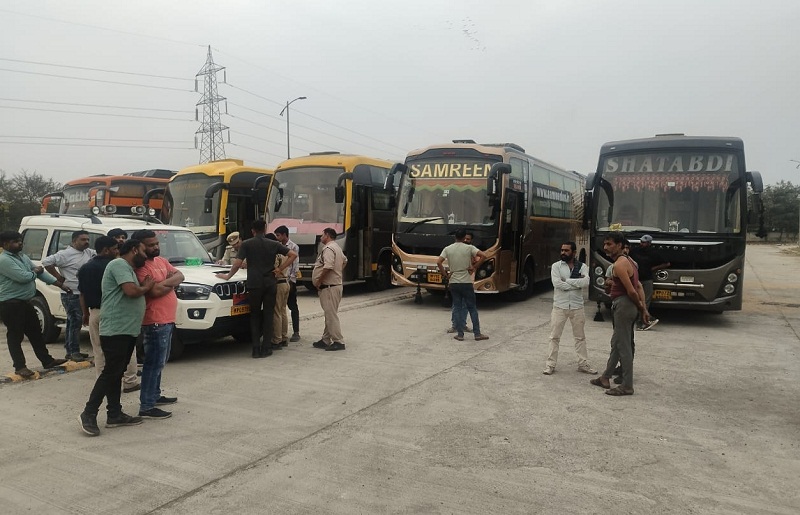 इंदौरः सड़कों पर बसें खड़ी कर यातायात बाधित करने वालों के विरूद्ध कड़ी कार्रवाई इंदौरः सड़कों पर बसें खड़ी कर यातायात बाधित करने वालों के विरूद्ध कड़ी कार्रवाई