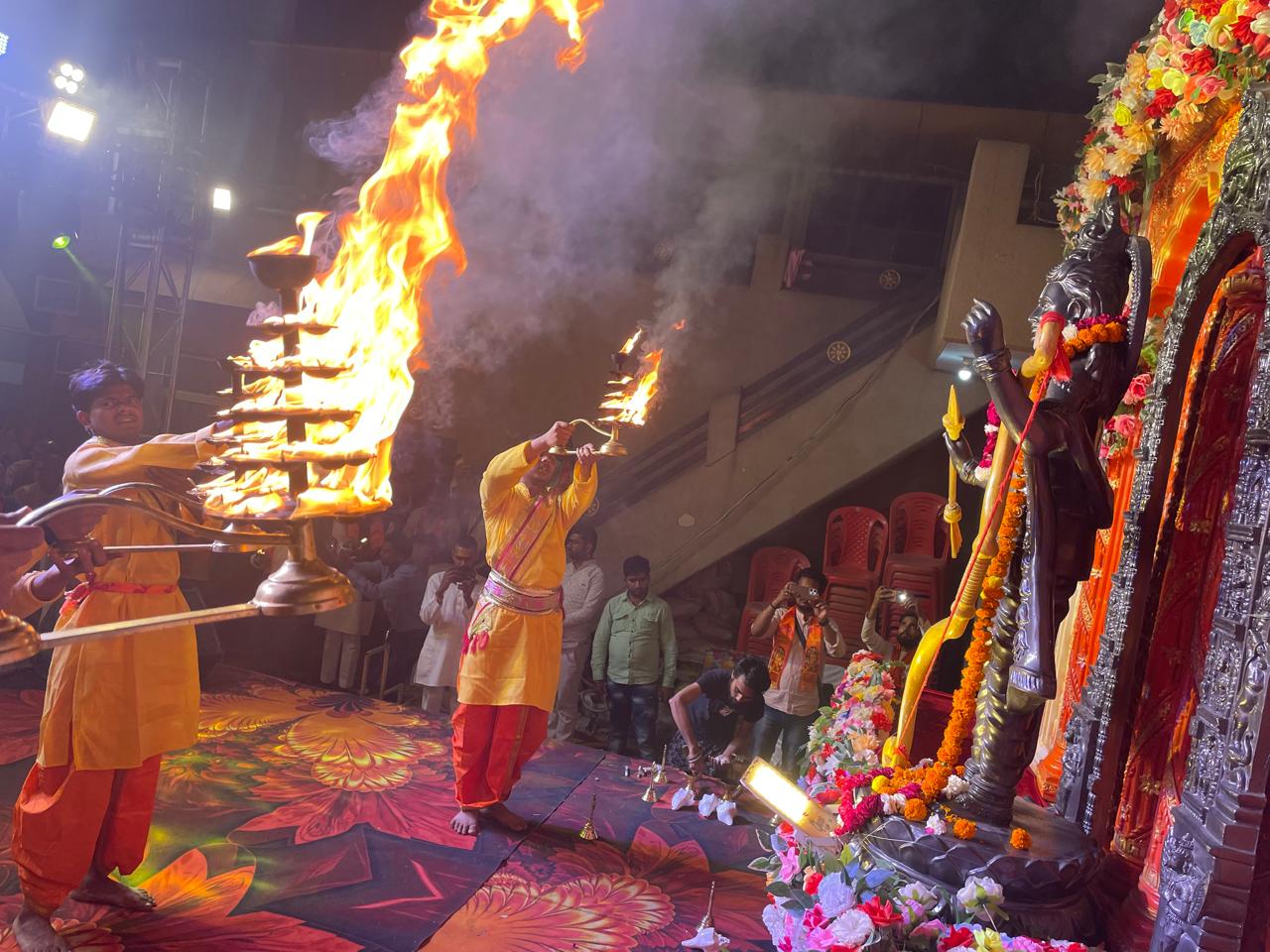 राम जन्मोत्सव के अवसर पर रामलला की भव्य आरती राम जन्मोत्सव के अवसर पर रामलला की भव्य आरती
