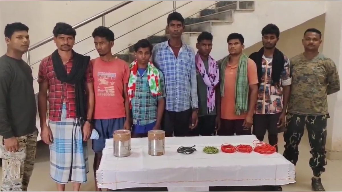 बीजापुर से 13 गिरफ्तार माओवादी बीजापुर से 13 गिरफ्तार माओवादी