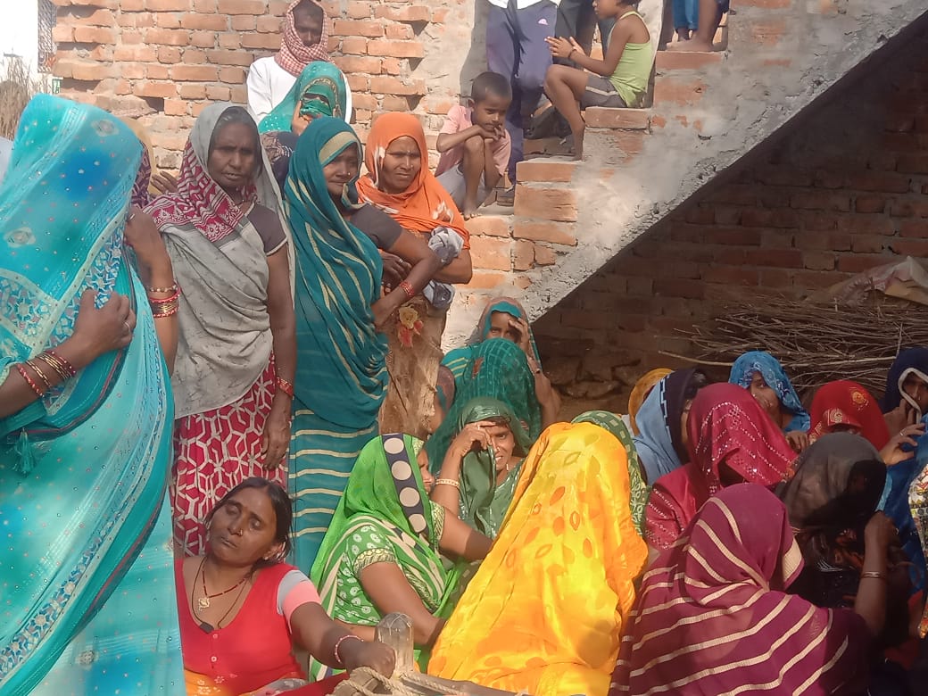 महिला की मौत पर शोकाकुल परिवार। महिला की मौत पर शोकाकुल परिवार।