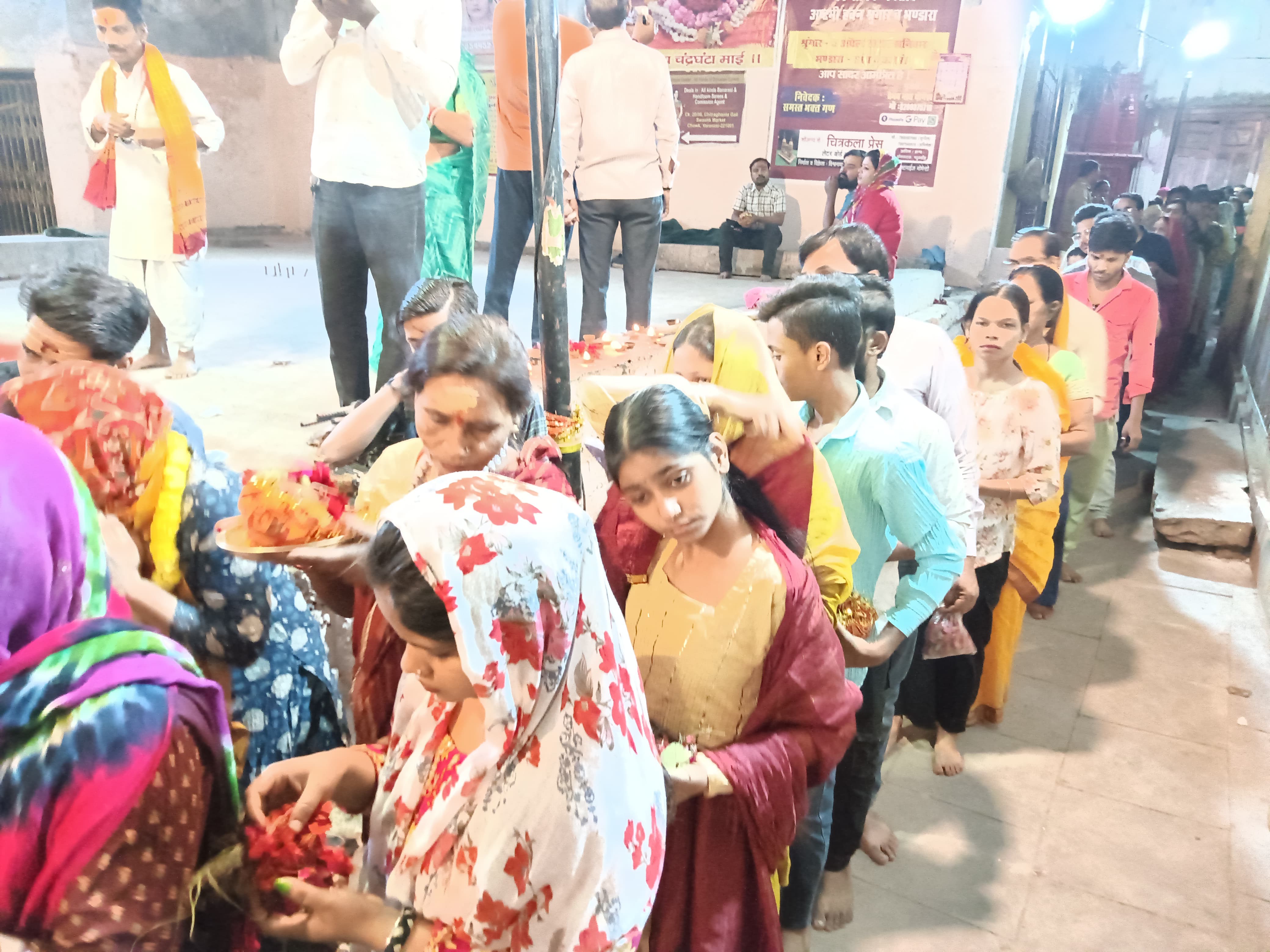 मां चंद्रघंटा के दरबार में उमड़ी भीड़ मां चंद्रघंटा के दरबार में उमड़ी भीड़