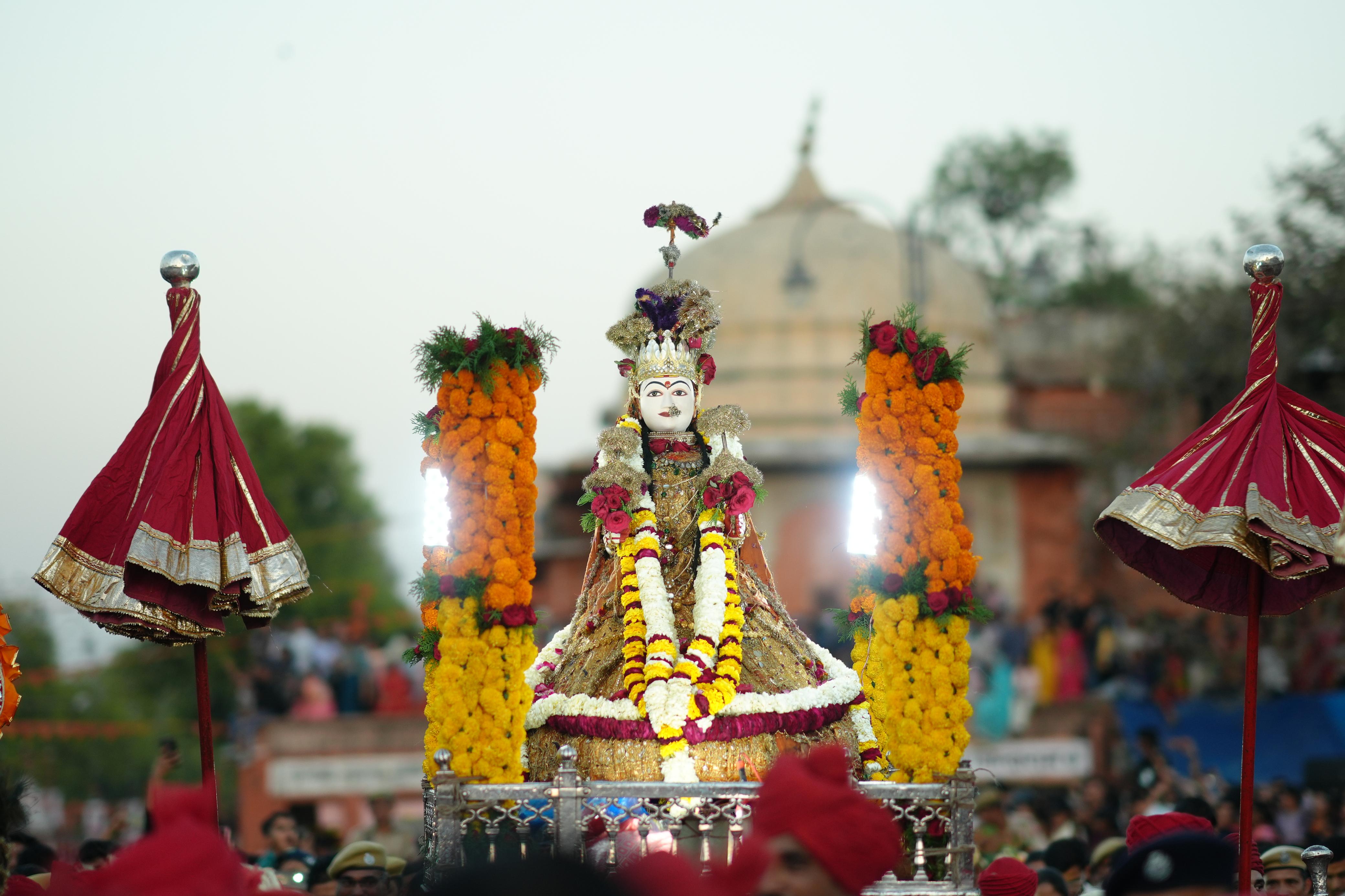 शाही लवाजमे के साथ निकली बूढ़ी गणगौर की सवारी