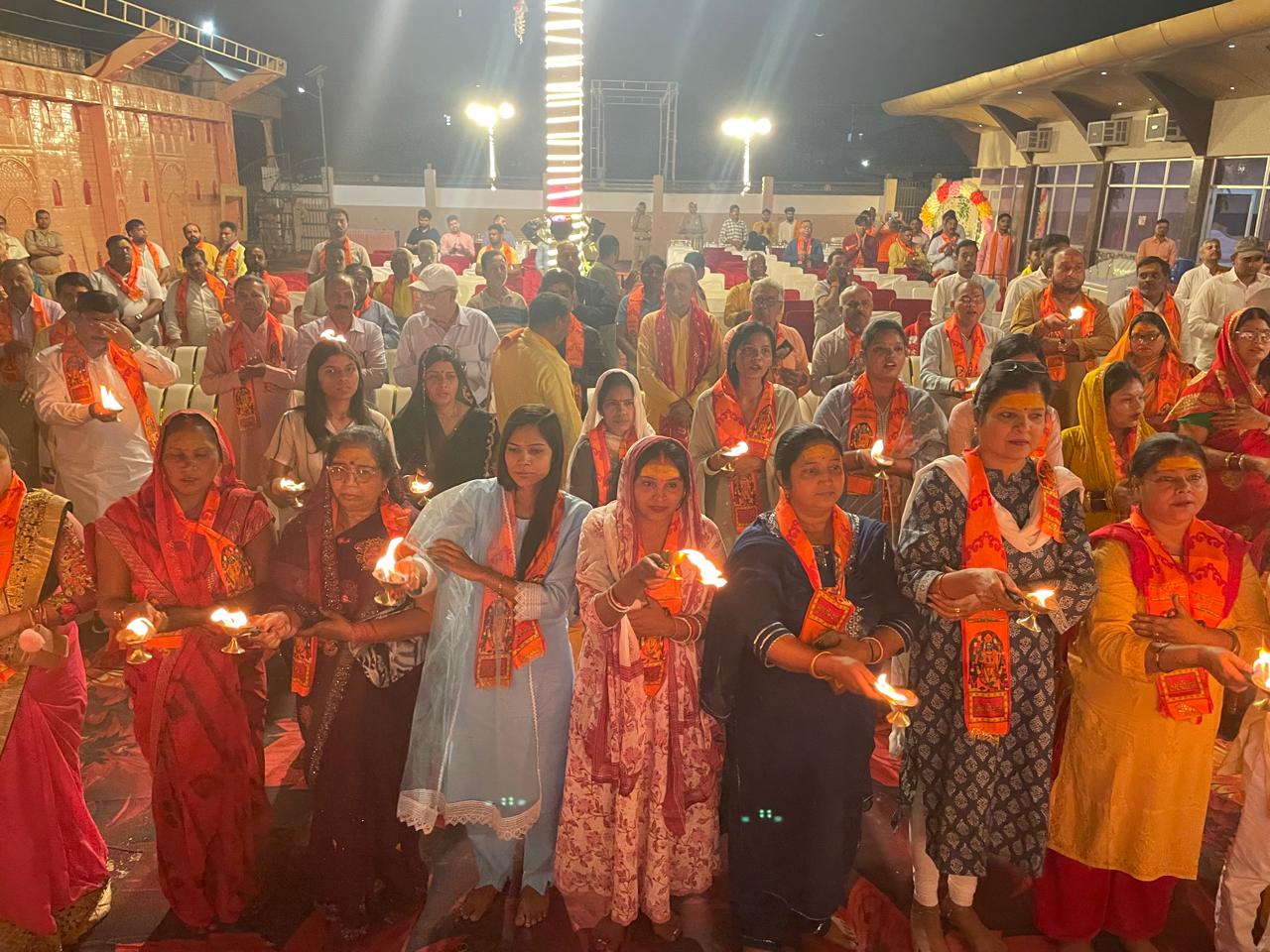 राम जन्मोत्सव के अवसर पर रामलला की भव्य आरती राम जन्मोत्सव के अवसर पर रामलला की भव्य आरती