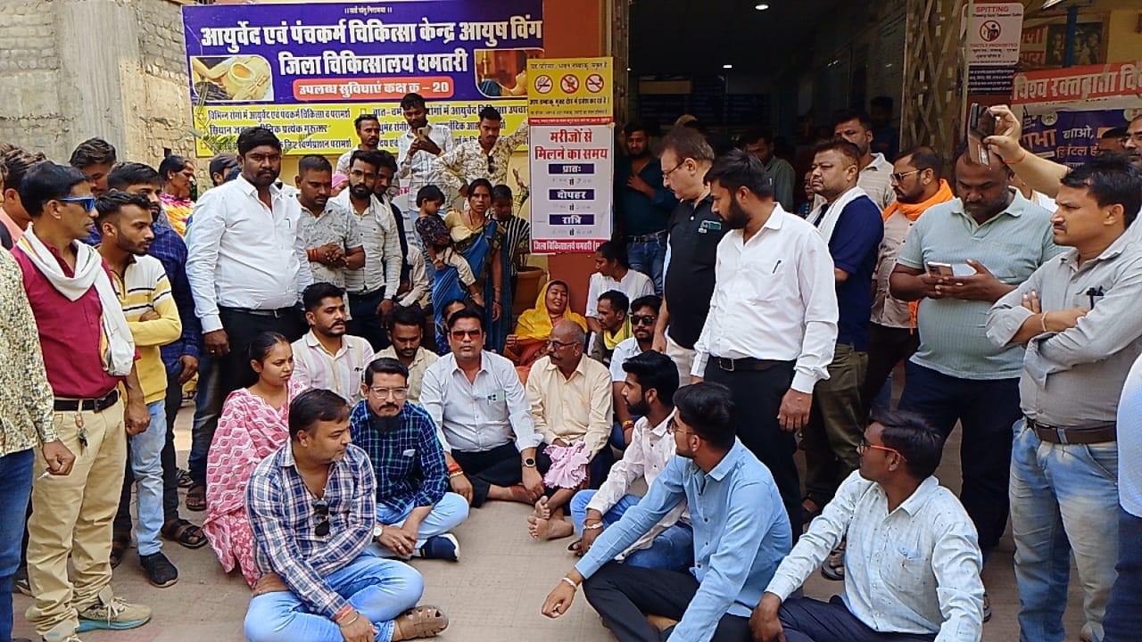 मृतक के स्वजनों के साथ विधायक ओंकार साहू और कांग्रेस के कार्यकर्ता गण। मृतक के स्वजनों के साथ विधायक ओंकार साहू और कांग्रेस के कार्यकर्ता गण।