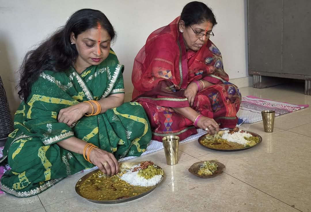 कद्दू चावल का प्रसाद ग्रहण करते व्रती कद्दू चावल का प्रसाद ग्रहण करते व्रती