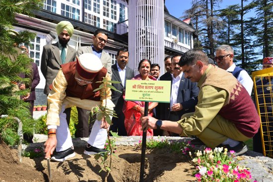 अपने जन्मदिन पर पाैधराेपण करते राज्यपाल अपने जन्मदिन पर पाैधराेपण करते राज्यपाल
