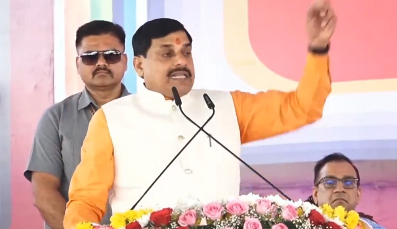 स्कूल चलें हम अभियान को संबोधित करते हुए मुख्यमंत्री स्कूल चलें हम अभियान को संबोधित करते हुए मुख्यमंत्री