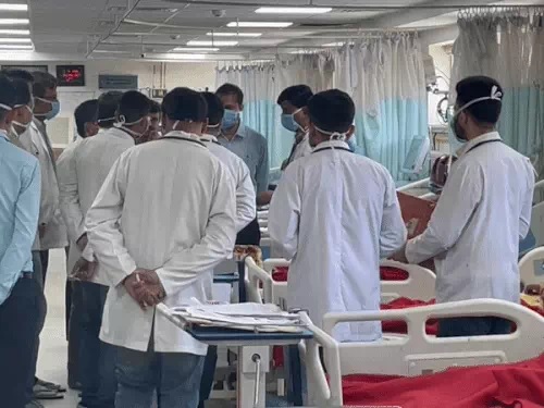 घायलों से मिलकर डॉक्टर्स से जानकारी ली। घायलों से मिलकर डॉक्टर्स से जानकारी ली।