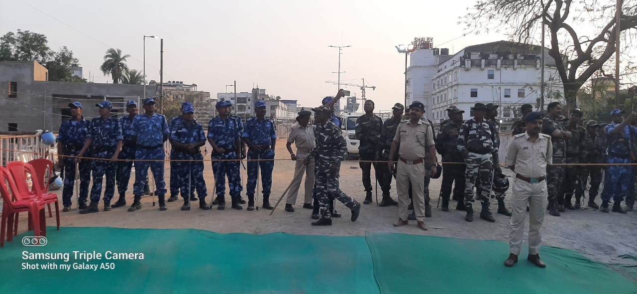 सुरक्षा में तैनात पुलिसकर्मी
