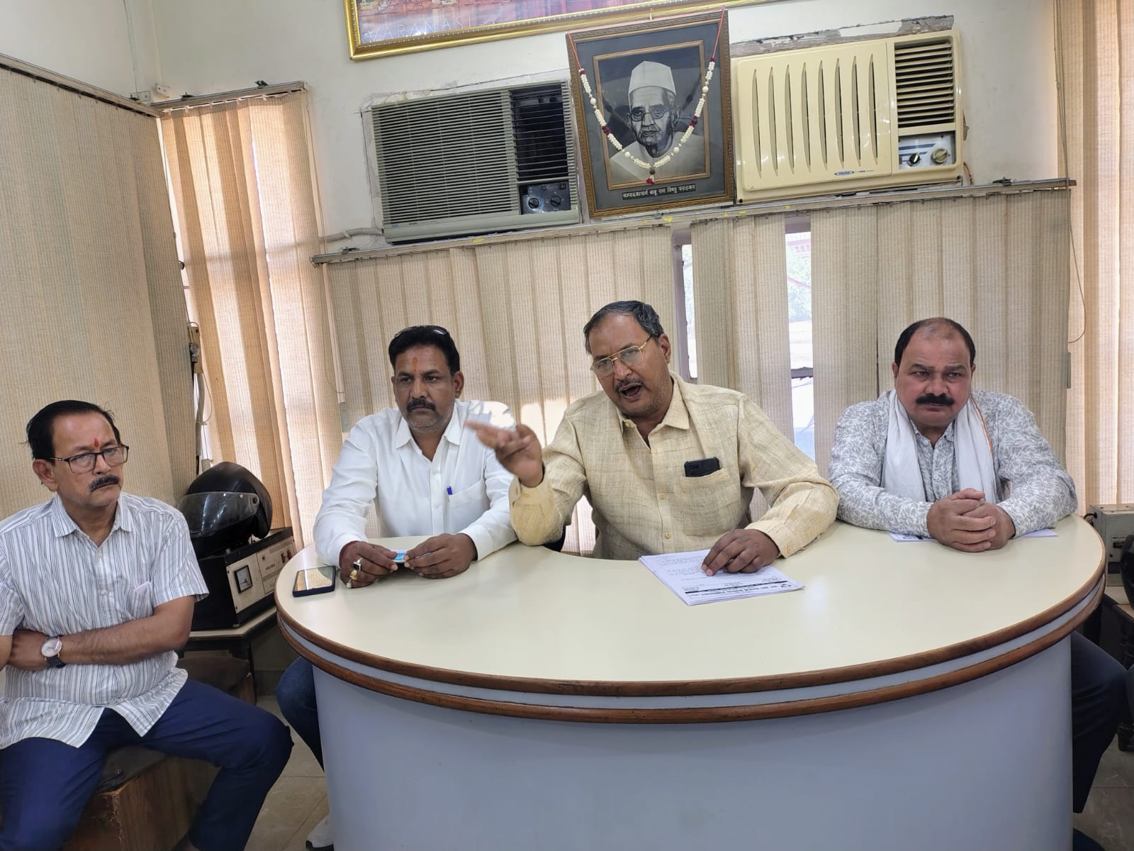 पत्रकार वार्ता में बाट-माप मरम्मतकर्ता वेलफेयर एसोसिएशन के पदाधिकारी पत्रकार वार्ता में बाट-माप मरम्मतकर्ता वेलफेयर एसोसिएशन के पदाधिकारी