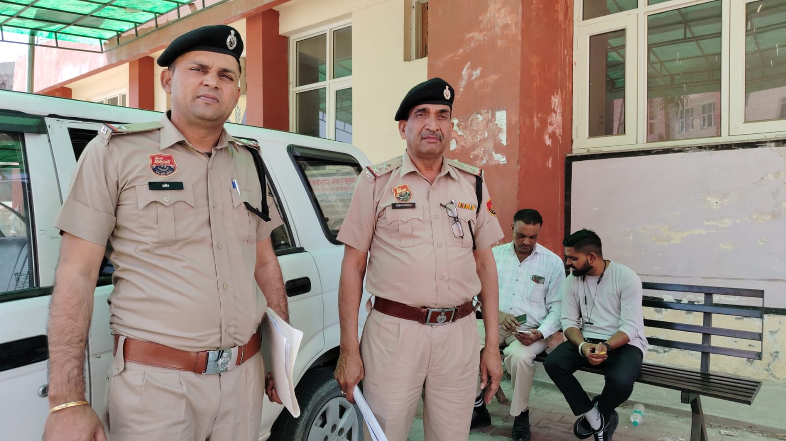 पोस्टमार्टम कराते हुए पुलिस कर्मी पोस्टमार्टम कराते हुए पुलिस कर्मी