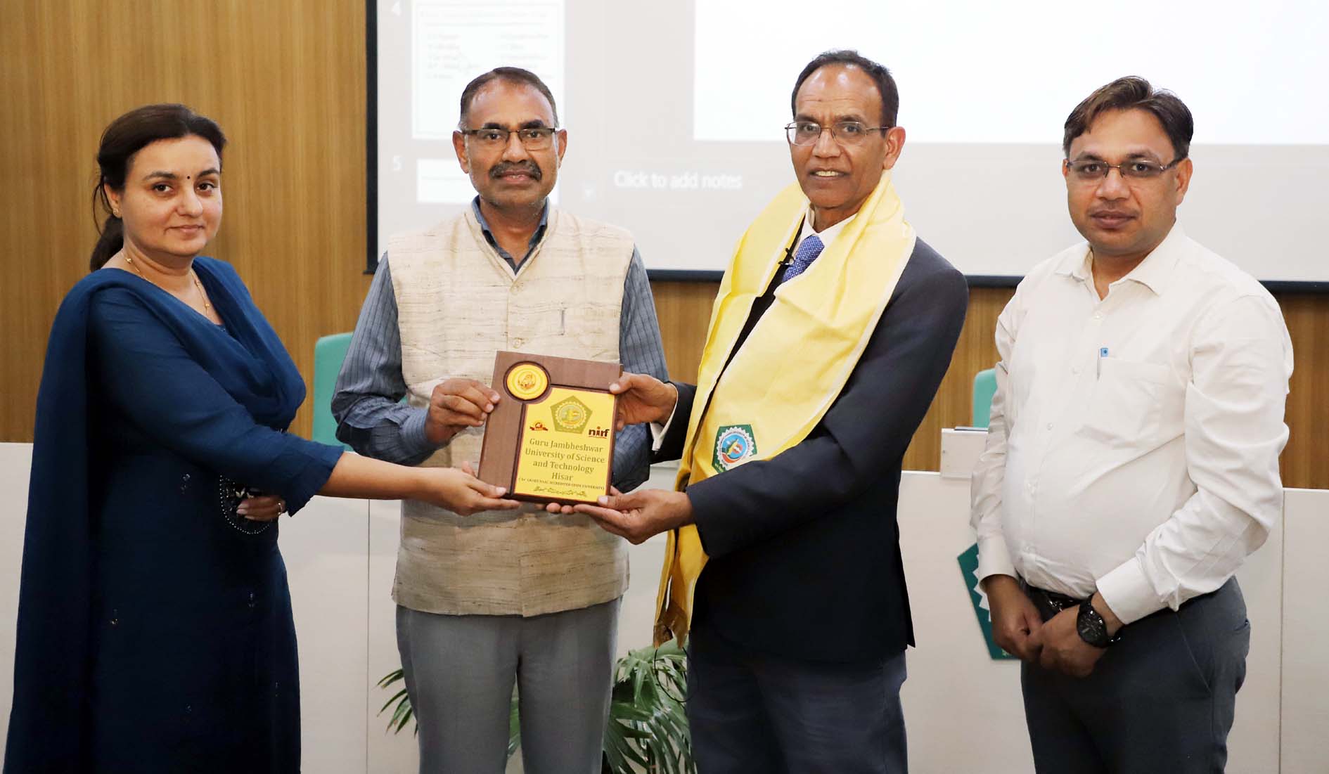 मुख्य वक्ता डा.रविन्द्र कुमार को सम्मानित करते आयोजक। मुख्य वक्ता डा.रविन्द्र कुमार को सम्मानित करते आयोजक।