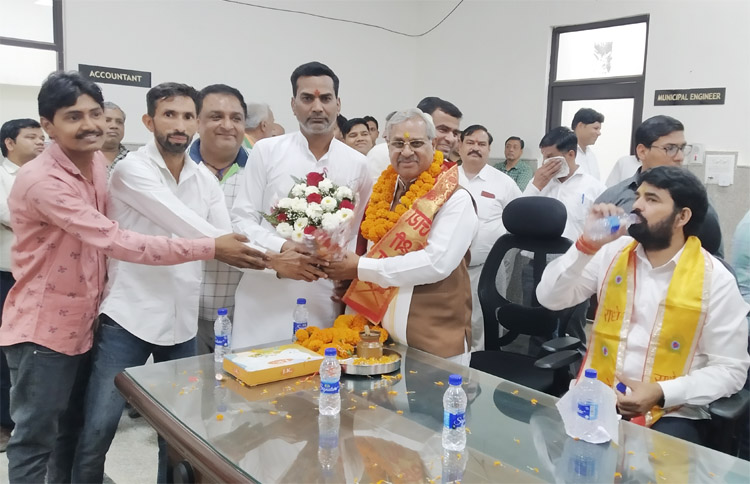 सोनीपत: नगर पालिका चेयरमैन हीरालाल इंदौरा द्वारा कार्यभार संभालने पर लोगों को संबोधित करते विधायक पवन खरखौदा सोनीपत: नगर पालिका चेयरमैन हीरालाल इंदौरा द्वारा कार्यभार संभालने पर लोगों को संबोधित करते विधायक पवन खरखौदा
