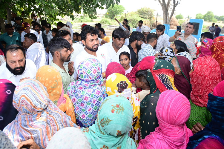 सोनीपत: विधायक देवेंद्र कादियान का स्वागत करते हुए ग्रामीण। सोनीपत: विधायक देवेंद्र कादियान का स्वागत करते हुए ग्रामीण।