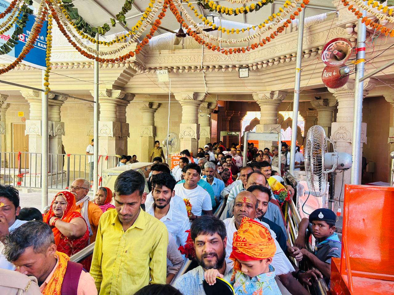 मां विंध्यवासिनी। विंध्यधाम में दर्शनार्थियों की भीड़। मां विंध्यवासिनी। विंध्यधाम में दर्शनार्थियों की भीड़।