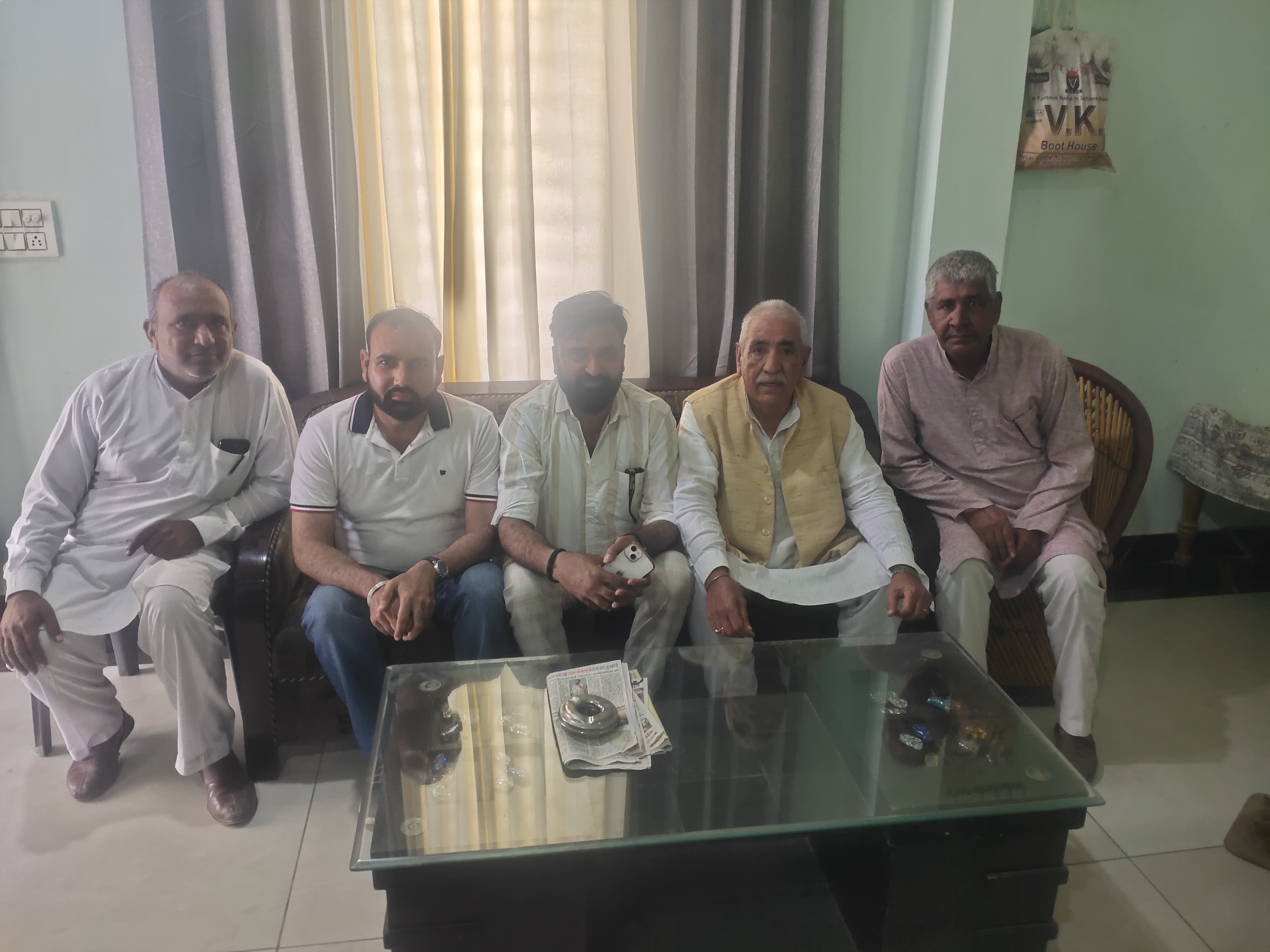 बैठक करते हुए टेकराम कंडेला। बैठक करते हुए टेकराम कंडेला।
