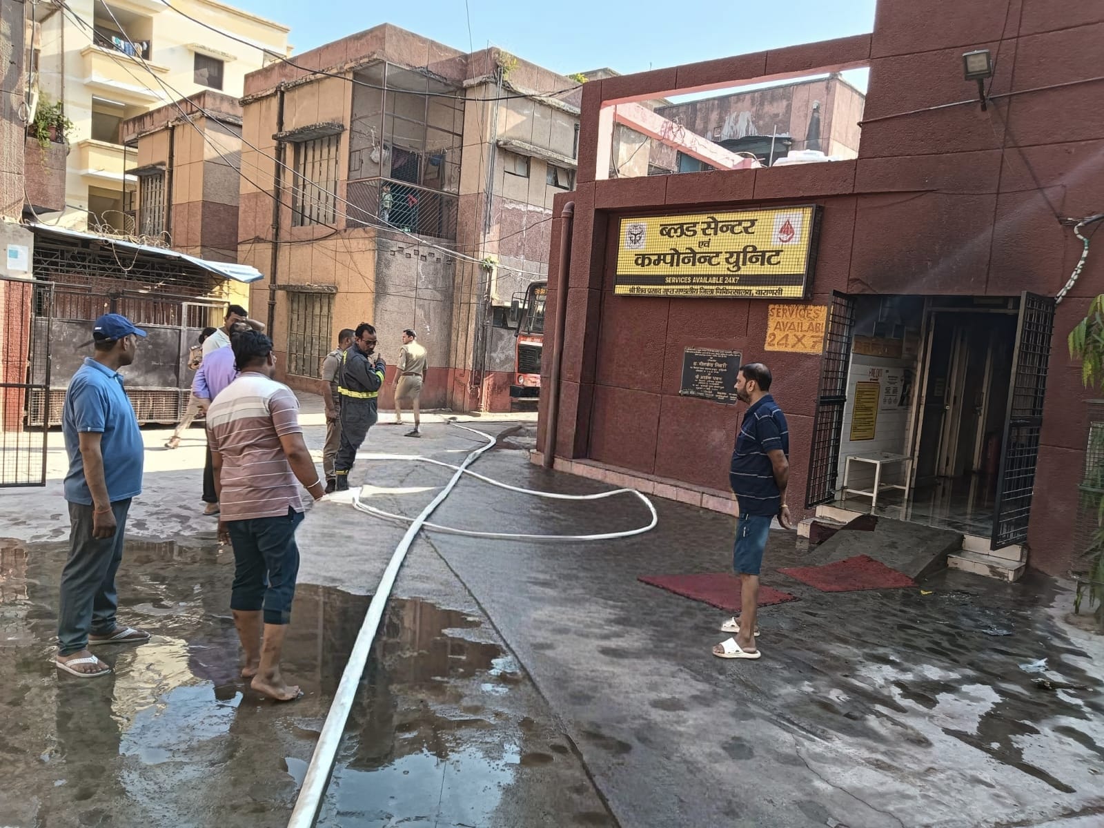 मंडलीय अस्पताल में आग बुझाते दमकल कर्मी मंडलीय अस्पताल में आग बुझाते दमकल कर्मी