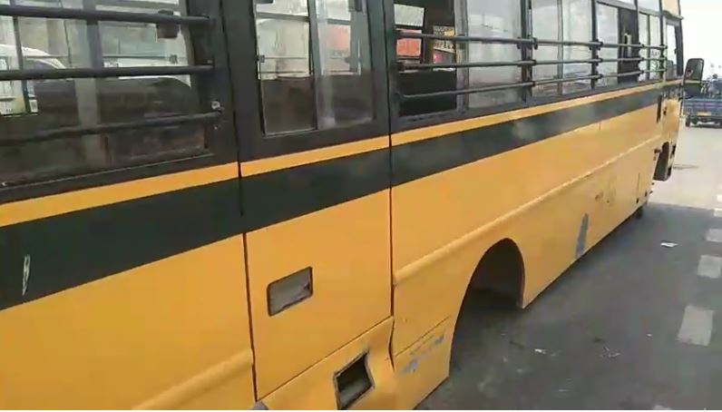 स्कूल लेकर जा रही बस का टायर निकला स्कूल लेकर जा रही बस का टायर निकला