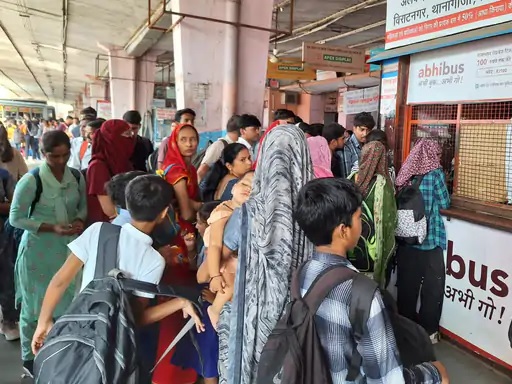 राेडवेज बस। राेडवेज बस।