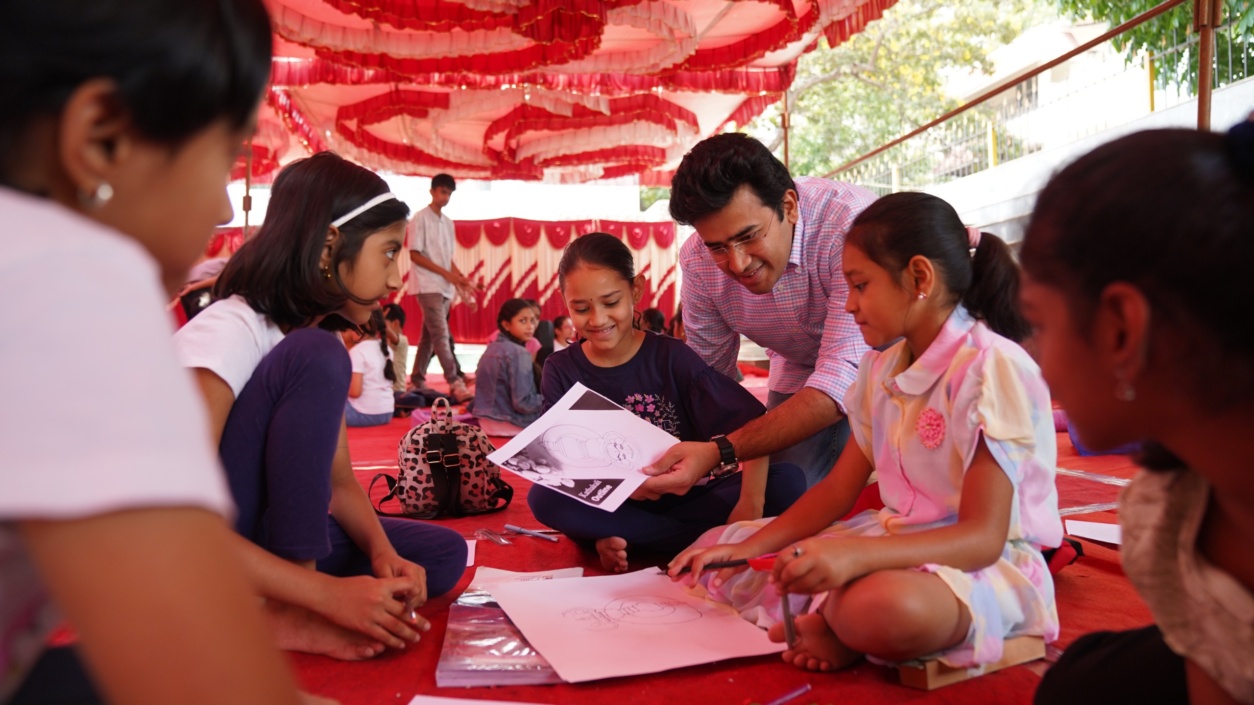 लोेकसभा सांसद तेजस्वी सूर्या अपने निर्वाचन क्षेत्र में आयोजित बच्चों के समर कैंप में लोेकसभा सांसद तेजस्वी सूर्या अपने निर्वाचन क्षेत्र में आयोजित बच्चों के समर कैंप में