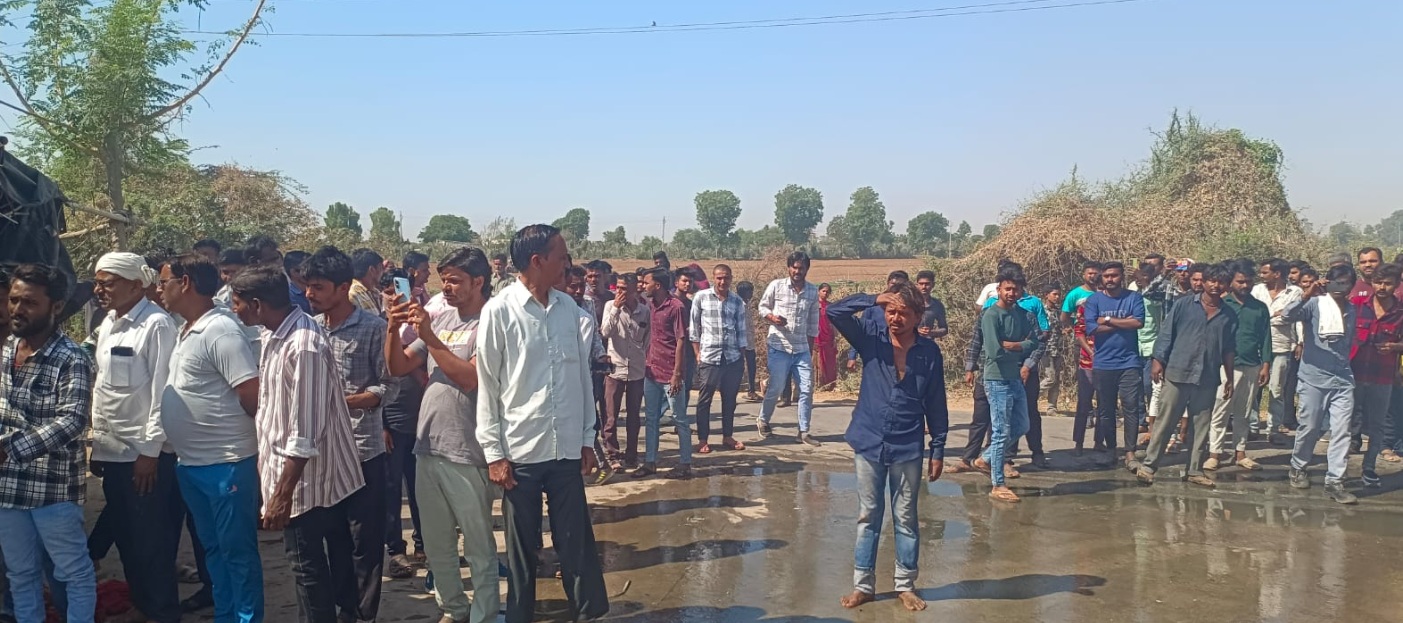 बनासकांठा जिले के डीसा के समीप ढुंवा रोड स्थित जीआईडीसी में पटाखा गोदाम में भीषण आग की घटना के बाद लोगों की जमा भीड़।