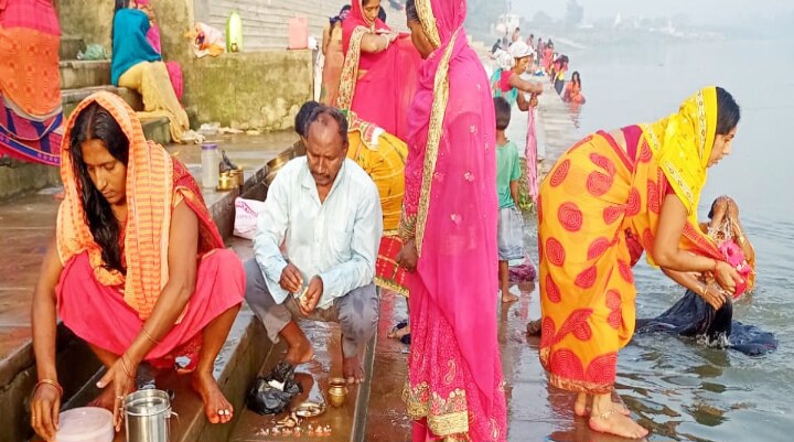 नहाय खाय के दिन स्नान करती व्रती नहाय खाय के दिन स्नान करती व्रती