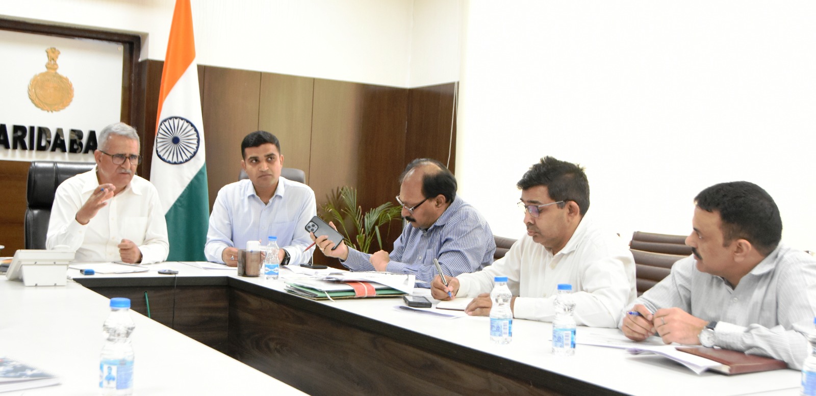 शहरी विकास सलाहकार डी एस ढेसी बैठक करते हुए। शहरी विकास सलाहकार डी एस ढेसी बैठक करते हुए।