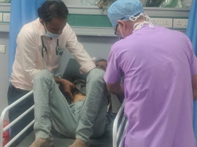 सोनीपत: घायल आढती प्रधान मेहर सिंह का उपचार करते हुए चिकित्सक सोनीपत: घायल आढती प्रधान मेहर सिंह का उपचार करते हुए चिकित्सक