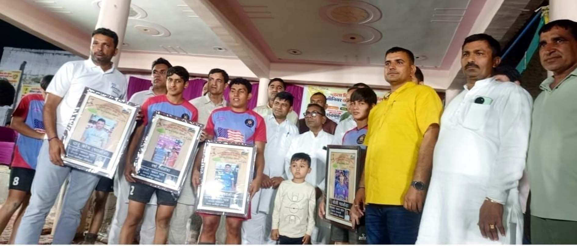 दूसरे नंबर पर रहने वाली गांव मतलोडा की टीम।
