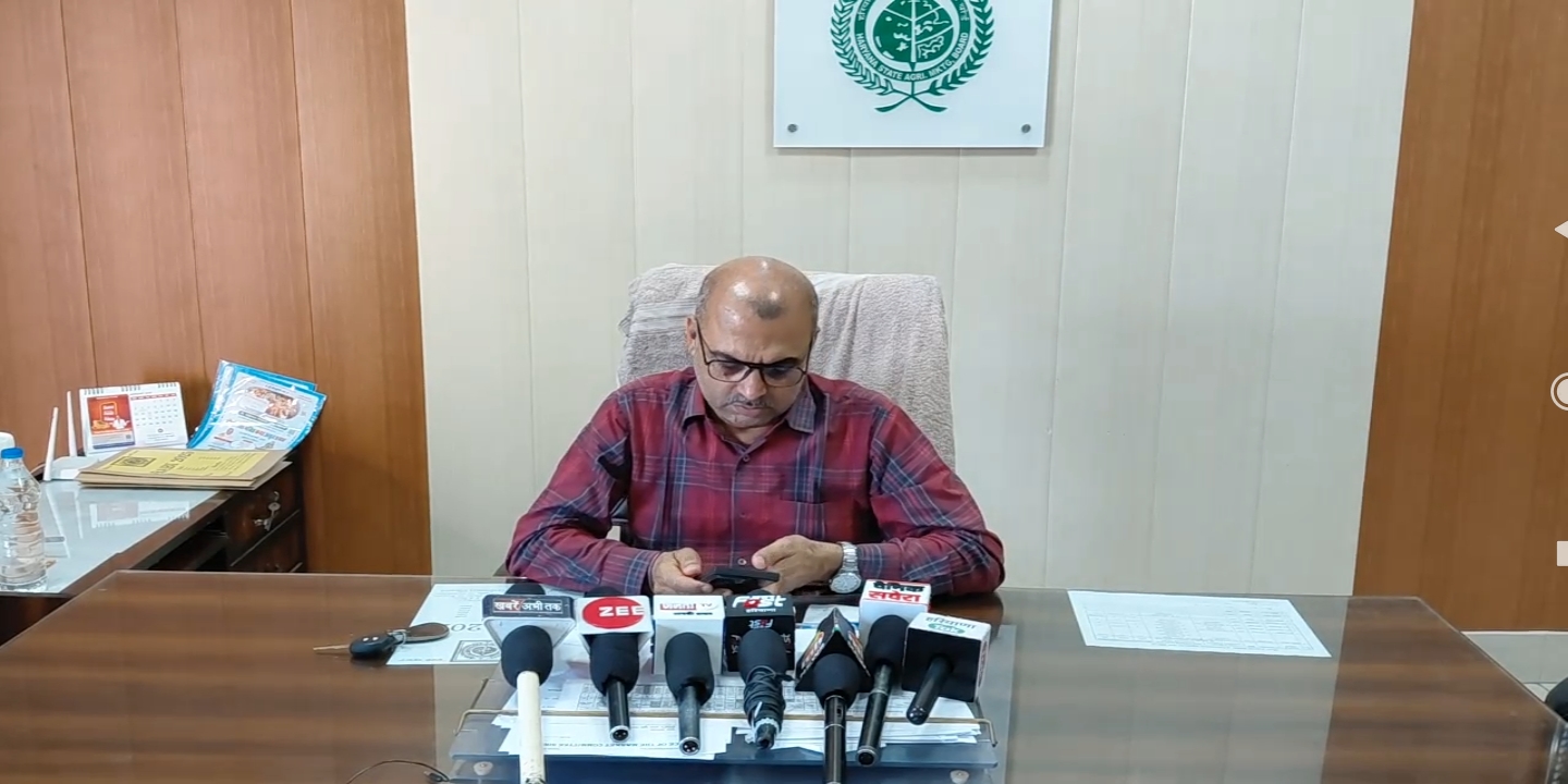 पत्रकारों से बातचीत करते मार्केट कमेटी सचिव। पत्रकारों से बातचीत करते मार्केट कमेटी सचिव।