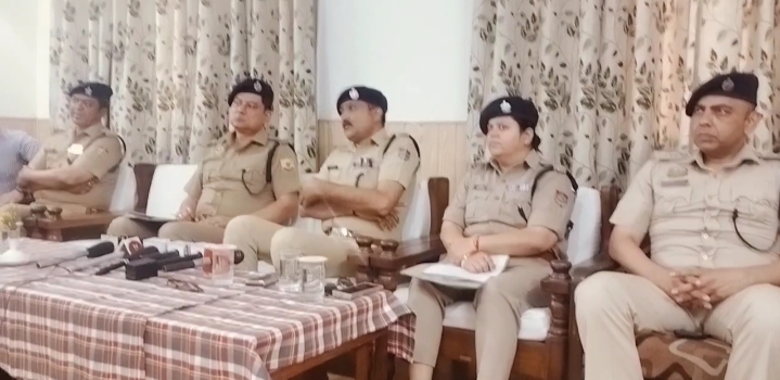 हिमाचल व् उत्तराखंड पुलिस अधिकारी पोंटा में संयुक्त प्रेस वार्ता करते हुए हिमाचल व् उत्तराखंड पुलिस अधिकारी पोंटा में संयुक्त प्रेस वार्ता करते हुए
