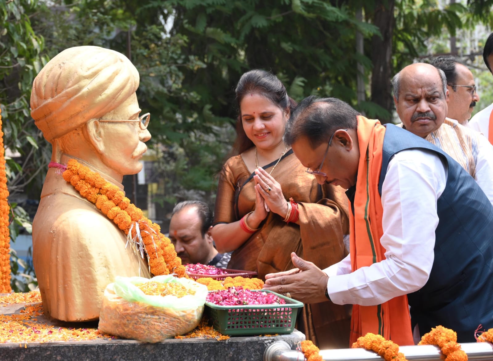 रायपुर में मुख्यमंत्री साय स्वतंत्रता सेनानी मधुसूदन दास की प्रतिमा पर माल्यार्पण करते रायपुर में मुख्यमंत्री साय स्वतंत्रता सेनानी मधुसूदन दास की प्रतिमा पर माल्यार्पण करते