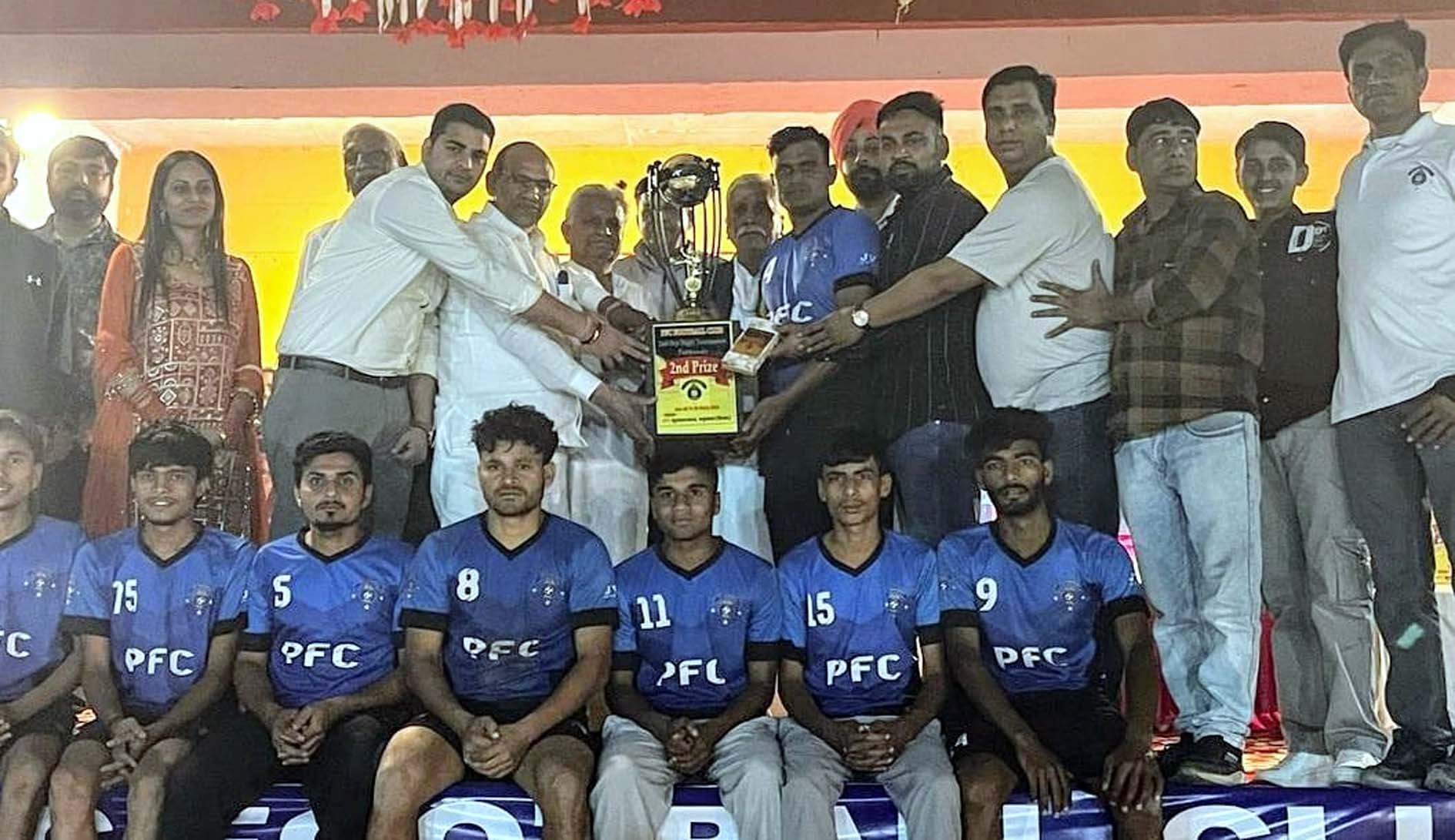 फुटबॉल टूर्नामेंट के विजेता खिलाडिय़ों को पुरस्कृत करते एडवोकेट लाल बहादुर खोवाल। फुटबॉल टूर्नामेंट के विजेता खिलाडिय़ों को पुरस्कृत करते एडवोकेट लाल बहादुर खोवाल।